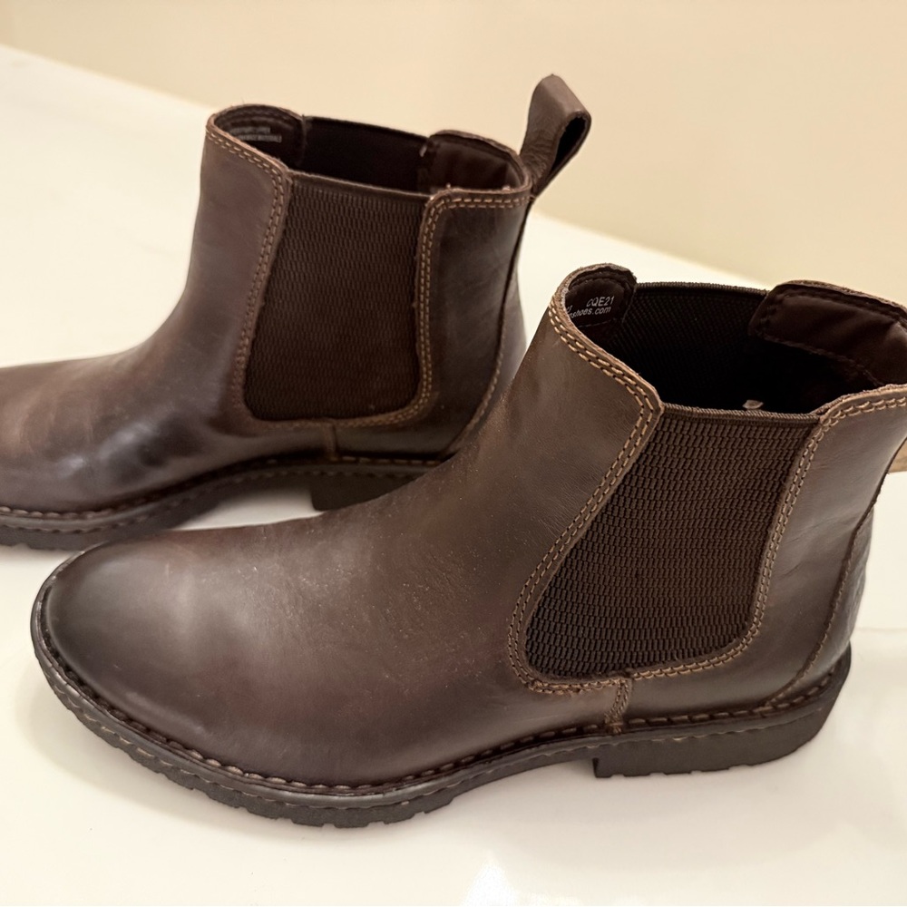 Men’s dark brown leather boots